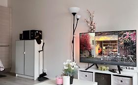 Lovely Home Next To The Metro Station And Shopping Malls - 16Mins To City Center, Convenient, Peaceful